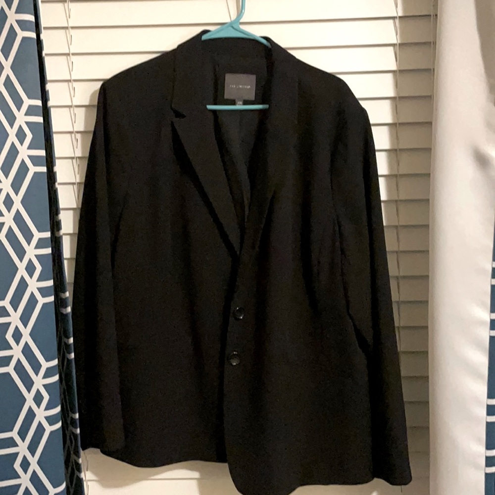 Cute blazer. Could go for casual or professional wear.